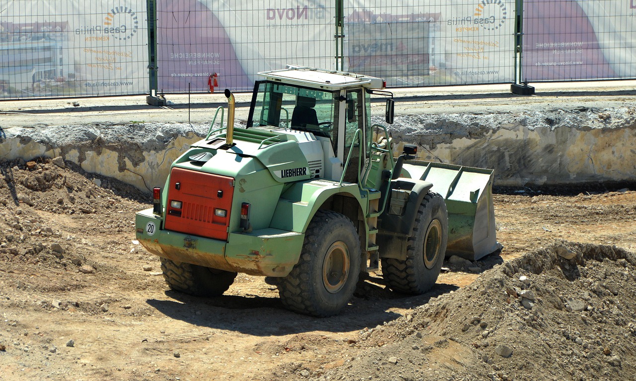 Radlader beim Tiefbau auf einer Baustelle beim Bewegen von Sand